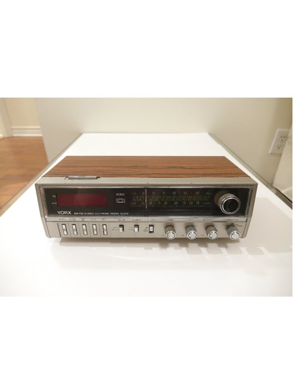 Vintage Yorx AM/FM Electronic Digital Alarm Clock Woodgrain Panels R5233